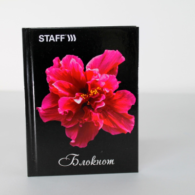 Записная книжка А6 80 листов на сшивке, в клетку, ламинированный картон "Staff" Красный цветок на че